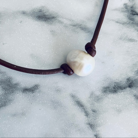 Pearl and leather necklace - Picture 3 of 6
